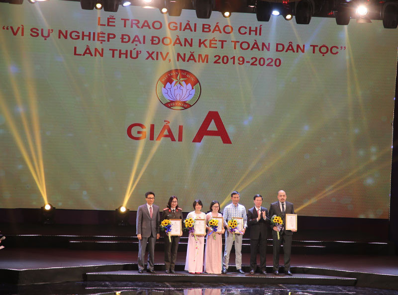 Ban Tổ chức trao giải A cho đại diện 5 tác giả