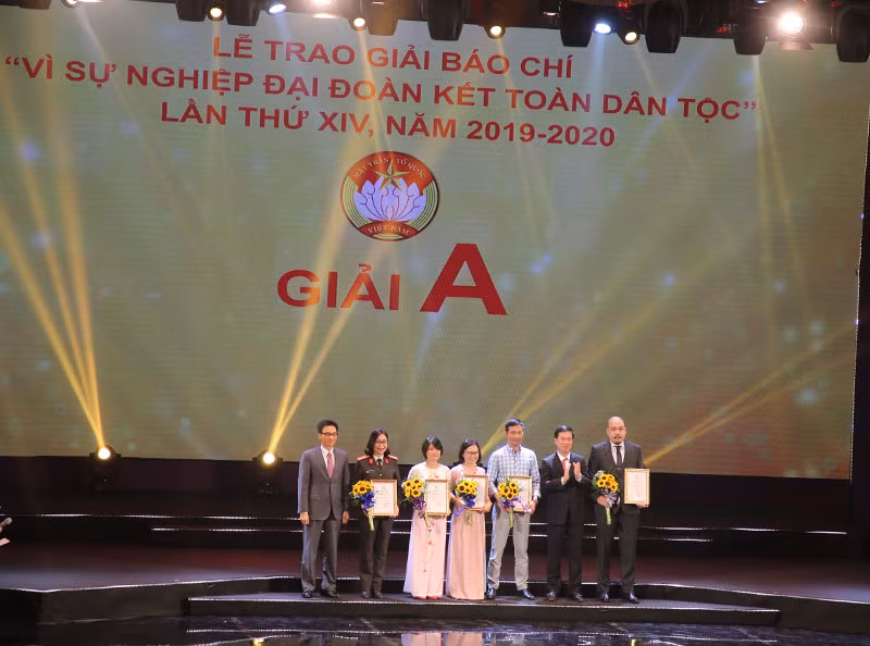 Ban Tổ chức trao giải A cho đại diện 5 tác giả