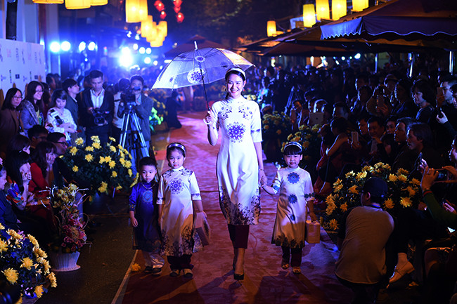 Trình diễn thời trang trên phố cổ Hà Nội