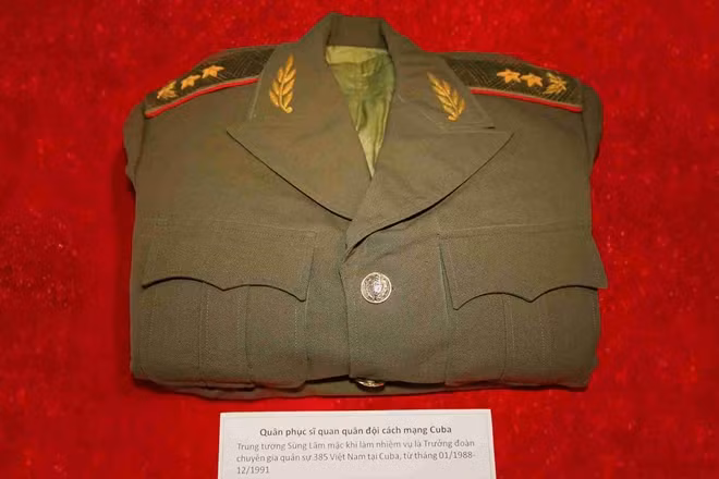 Bộ quân phục sĩ quan quân đội cách mạng Cuba do Trung tướng Sùng Lãm mặc khi làm Trưởng đoàn chuyên gia quân sự 385 Việt Nam tại Cuba Bộ quân phục sĩ quan quân đội cách mạng Cuba do Trung tướng Sùng Lãm mặc khi làm Trưởng đoàn chuyên gia quân sự 385 Việt Nam tại Cuba