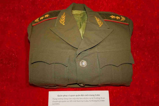 Bộ quân phục sĩ quan quân đội cách mạng Cuba do Trung tướng Sùng Lãm mặc khi làm Trưởng đoàn chuyên gia quân sự 385 Việt Nam tại Cuba