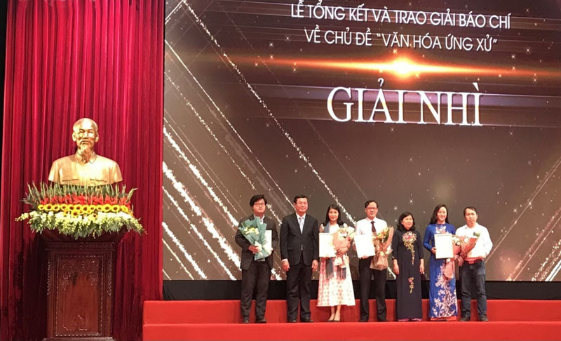 BTC trao giải Nhì cho các tác giả đoạt giải BTC trao giải Nhì cho các tác giả đoạt giải