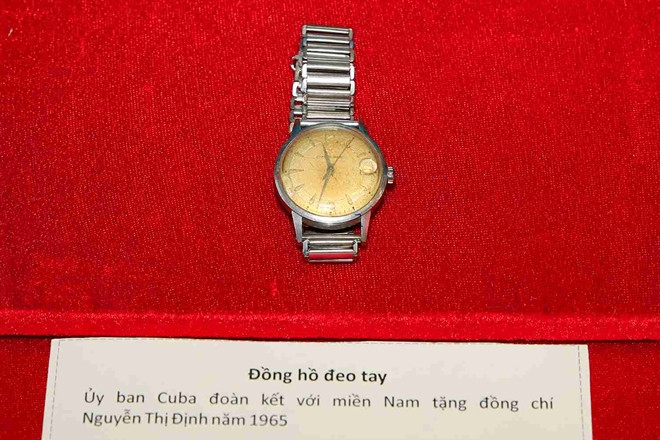 Đồng hồ do Ủy ban Cuba đoàn kết với miền Nam đồng chí Nguyễn Thị Định năm 1965