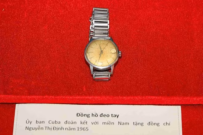 Đồng hồ do Ủy ban Cuba đoàn kết với miền Nam đồng chí Nguyễn Thị Định năm 1965 Đồng hồ do Ủy ban Cuba đoàn kết với miền Nam đồng chí Nguyễn Thị Định năm 1965