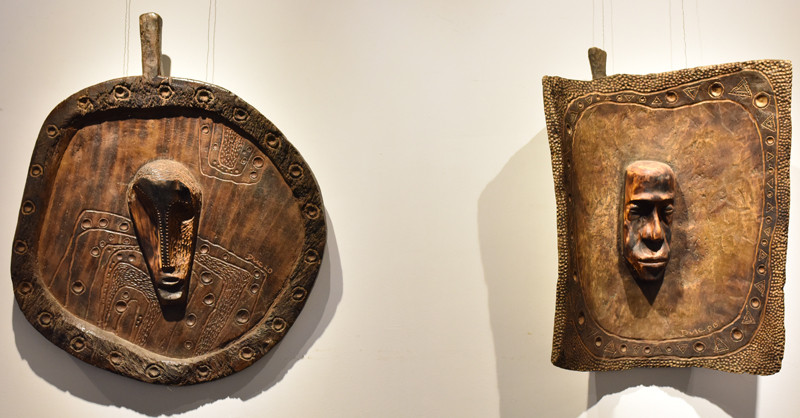 Bùi Đức đã sử dụng cưa máy để tạo hình cho những chiếc mâm gỗ Bùi Đức đã sử dụng cưa máy để tạo hình cho những chiếc mâm gỗ