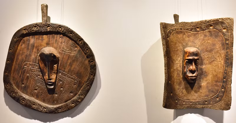 Bùi Đức đã sử dụng cưa máy để tạo hình cho những chiếc mâm gỗ