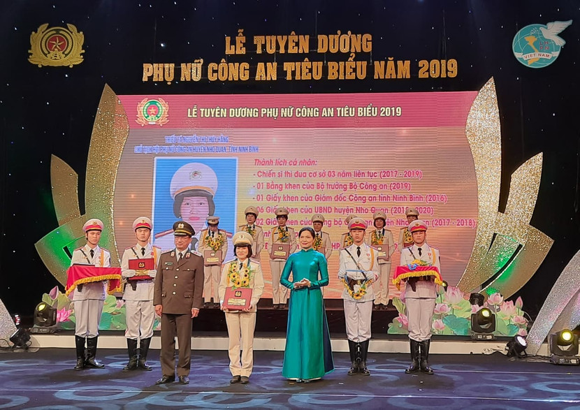 Thượng tướng Nguyễn Văn Thành, Ủy viên Trung ương Đảng, Thứ trưởng Bộ Công an và bà Hà Thị Nga, Chủ tịch Hội Phụ nữ Việt Nam trao tặng Giải thưởng phụ nữ công an tiêu biểu năm 2019 cho các cá nhân