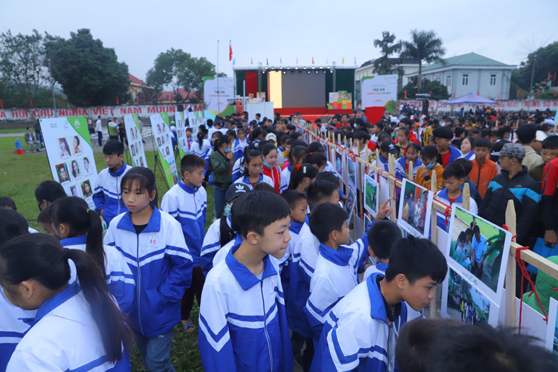 Trưng bày tác phẩm của các em nhỏ nằm trong dự án "Trẻ em không phải cô dâu" Trưng bày tác phẩm của các em nhỏ nằm trong dự án "Trẻ em không phải cô dâu"