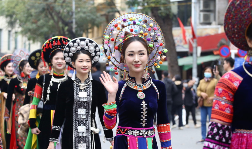 Lễ hội áo dài khép lại bằng màn diễu hành quanh hồ Hoàn Kiếm của hơn 1.000 người mẫu chuyên và không chuyên