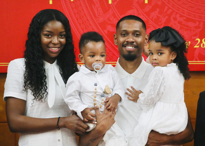 Cao Pendant Quang Vinh cùng bạn gái Solange và hai con Ngọc Lan, Quang Bình tại lễ nhận quốc tịch Việt Nam