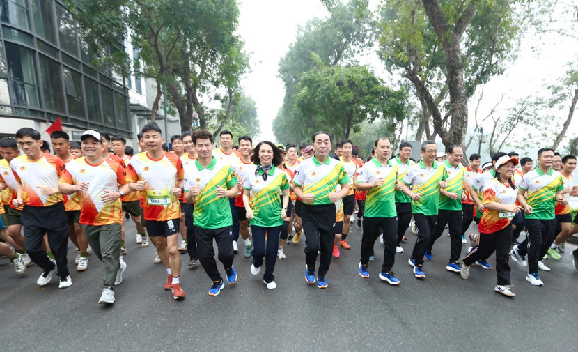 Thứ trưởng Bộ Công an Trần Quốc Tỏ cùng các đại biểu tham gia chạy đồng hành (Ảnh: Nguyễn Bình)