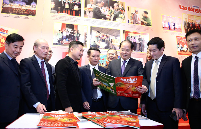 Các đại biểu tham quan gian báo Xuân An ninh Thủ đô