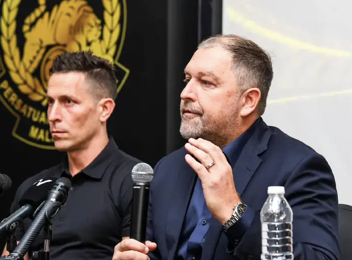 HLV Peter Cklamovski của tuyển Malaysia HLV Peter Cklamovski của tuyển Malaysia