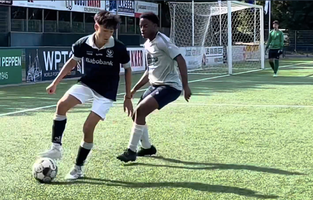 Thomas Mai Veeren (trái) là nhân tố đặc biệt trong thành phần U17 Việt Nam hướng tới vòng chung kết U17 châu Á 2025