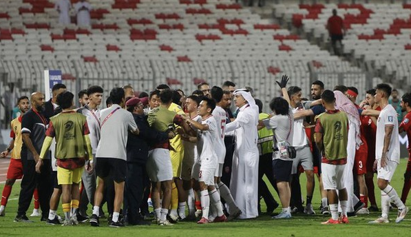 Cầu thủ Indonesia và Bahrain từng xô xát ở trận lượt đi Cầu thủ Indonesia và Bahrain từng xô xát ở trận lượt đi