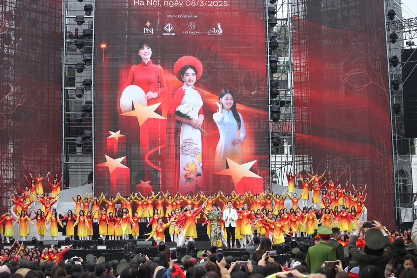 Sân khấu hoành tráng, hiện đại, cùng các tiết mục đồng quy mô tạo bầu không khí sôi động, ấn tượng cho lễ hội