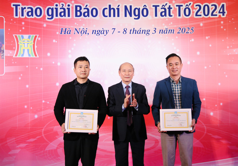 Phó Chủ tịch Thường trực Hội Nhà báo TP Hà Nội Kiều Thanh Hùng thay mặt Hội tặng Giấy khen cho đại diện An ninh Thủ đô và Báo Tuổi trẻ Thủ đô vì đã phát huy vai trò, thực hiện tốt công tác thiện nguyện đối với đồng bào bị thiệt hại do cơn bão số 3 (Yagi) gây ra