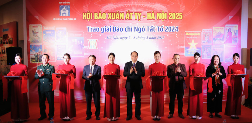 Các đại biểu cắt băng khai mạc Hội báo Xuân Ất Tỵ Hà Nội 2025