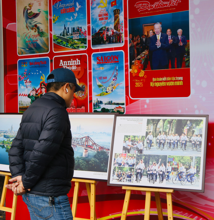 Công chúng, bạn đọc Thủ đô tham quan Hội báo Xuân Ất Tỵ Hà Nội 2025