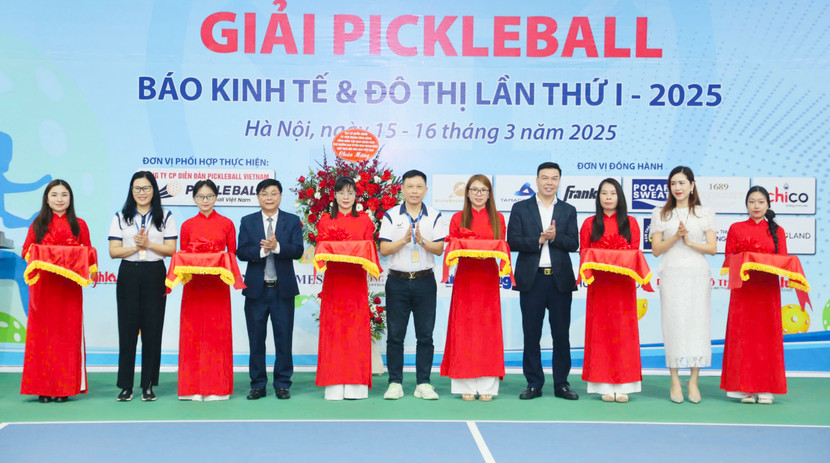 Ban tổ chức cắt băng khai mạc