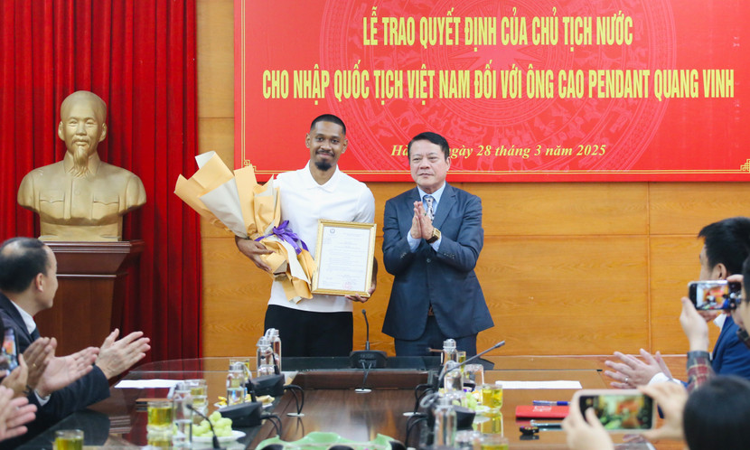 Cao Pendant Quang Vinh nhận quyết định công nhận anh là công dân Việt Nam