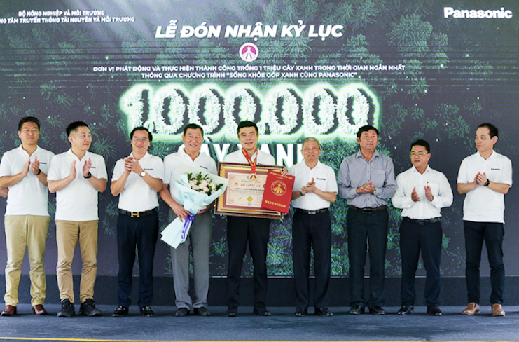 Đại diện Panasonic nhận chứng nhận kỷ lục “1 triệu cây xanh được trồng tại Việt Nam trong thời gian ngắn nhất” từ Tổ chức Kỷ lục Việt Nam