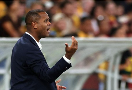 HLV Patrick Kluivert đối mặt làn sóng đòi sa thải, chỉ sau một trận ra mắt