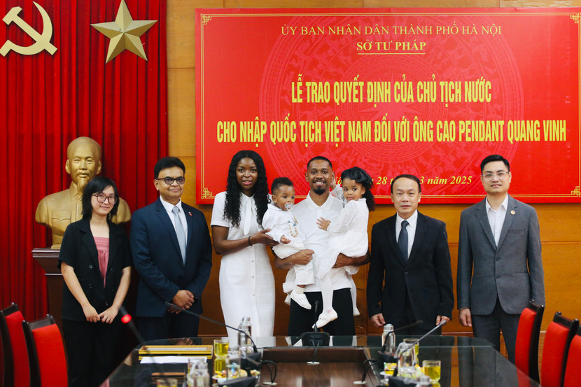 Đại diện các cơ quan, gia đình chúc mừng Cao Pendant Quang Vinh