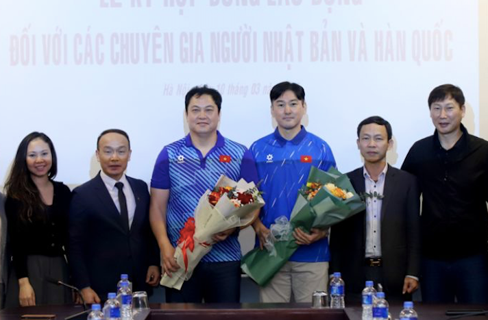 Hai trợ lý HLV Lee Sung-soo và Lee Woon-jae chính thức nhận nhiệm vụ hỗ trợ HLV Kim Sang-sik tại hai đội tuyển quốc gia nam