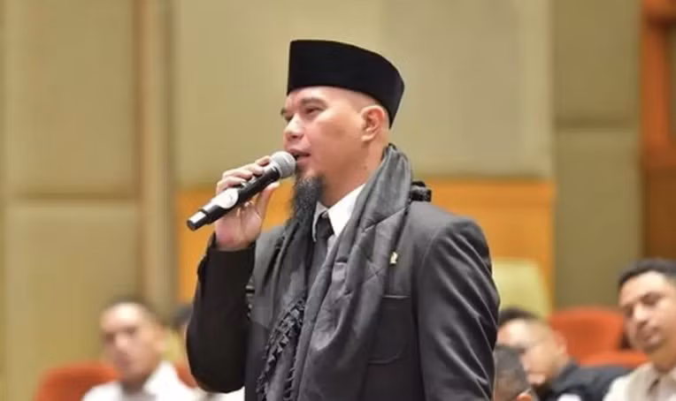 Nhạc sỹ, Ủy viên Ủy ban X - Ahmad Dhani đề xuất ý tưởng trong cuộc họp của Hạ viện Indonesia