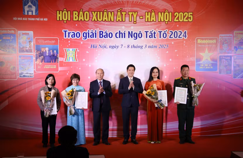 Trao thưởng cho các tác giả đạt giải cao Giải báo chí Ngô Tất Tố 2024