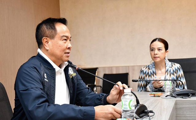 Ông Somyot (trái) bị bà Pang tố có nhiều khuất tất tài chính trong 8 năm làm Chủ tịch FAT