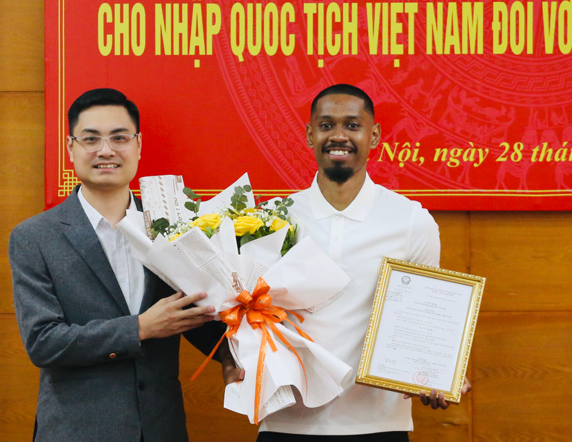 Giám đốc Công ty TNHH bóng đá Công an Hà Nội - Nguyễn Mạnh Cường tặng hoa chúc mừng Cao Pendant Quang Vinh