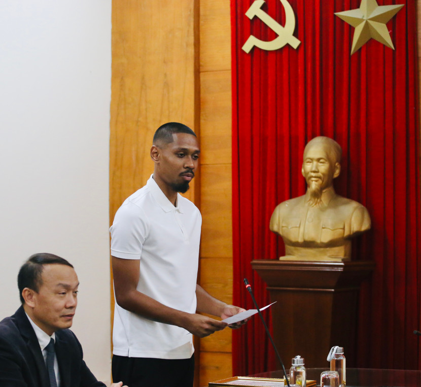 Quang Vinh chia sẻ bằng tiếng Việt cảm xúc hạnh phúc, tự hào khi là công dân Việt Nam