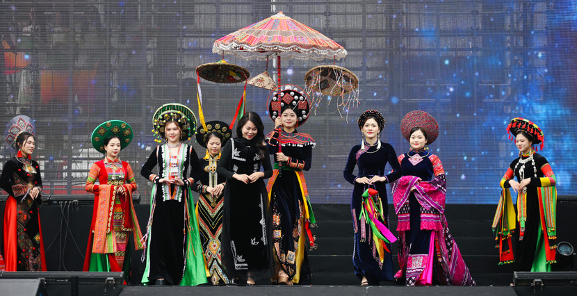 Màn trình diễn áo dài được thực hiện bởi chính các nữ cán bộ, chiến sỹ trong lực lượng CAND