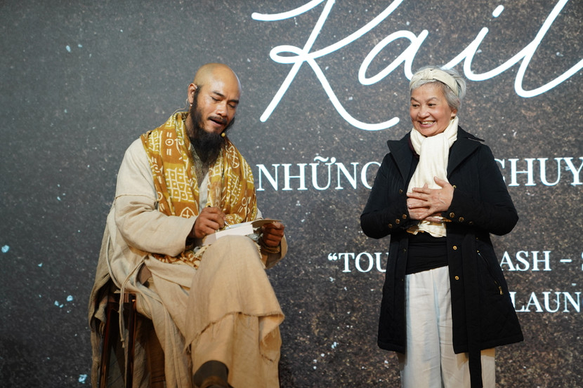 Tiến sĩ Trịnh Thắng ký tặng sách tại buổi ra mắt "Chạm vào Kailash - Những câu chuyện thánh linh”