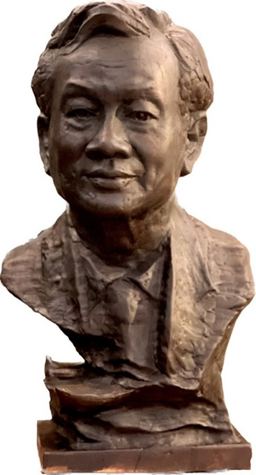 Tác giả Trần Quốc Thịnh Tác phẩm: Chân dung Chất liệu: Gỗ Kích thước: Cao 56cm, Ngang 23cm Tác giả Trần Quốc Thịnh Tác phẩm: Chân dung Chất liệu: Gỗ Kích thước: Cao 56cm, Ngang 23cm