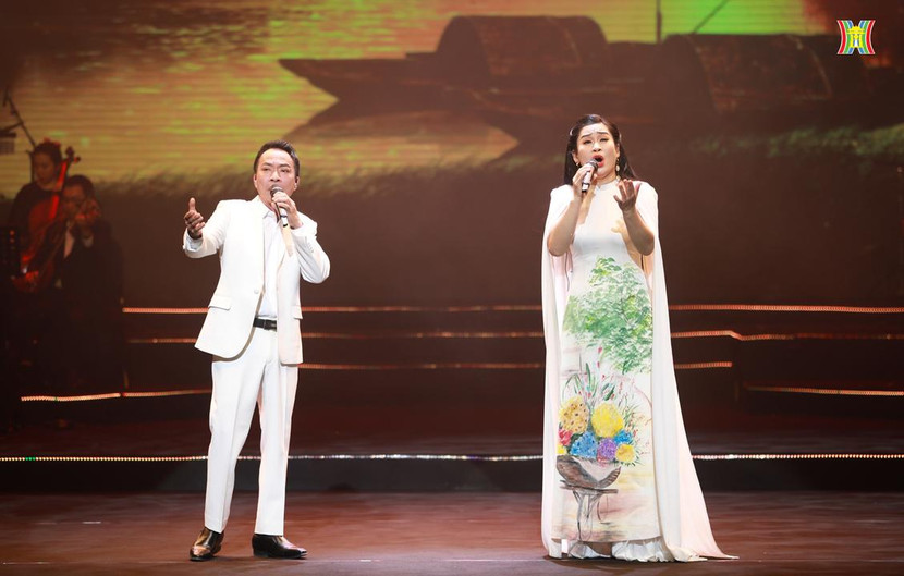 NSƯT Việt Hoàn có màn song ca hoàn hảo với ca sĩ Đào Tố Loan khi thể hiện ca khúc "Du kích sông Thao".