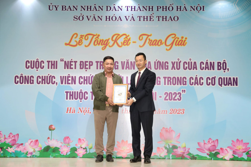 Tác giả Nguyễn Phú Khánh-An ninh Thủ đô nhận giải Nhất cuộc thi.