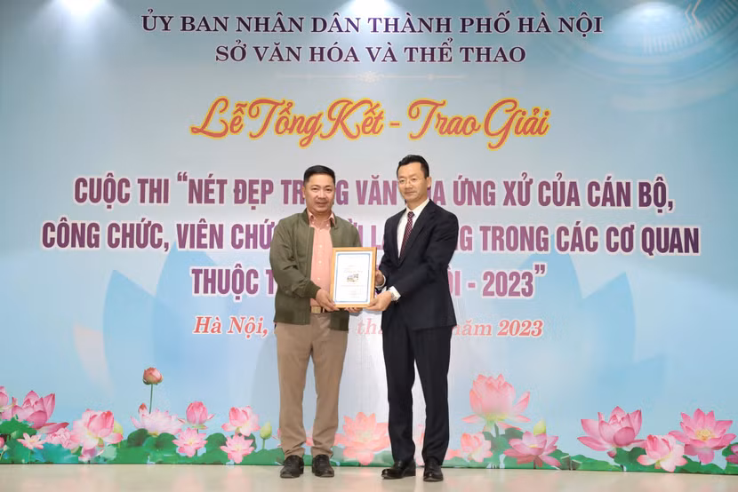 Tác giả Nguyễn Phú Khánh-An ninh Thủ đô nhận giải Nhất cuộc thi.