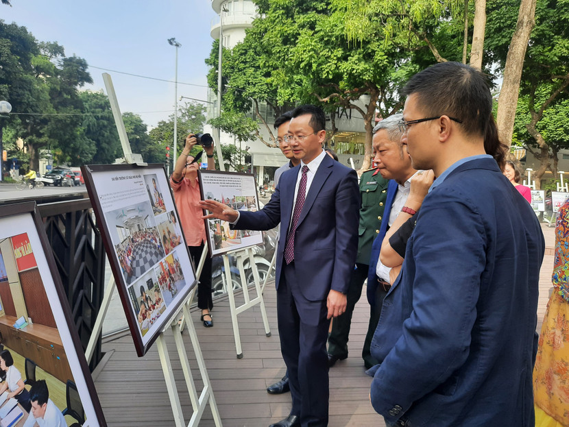 Các đại biểu tham quan triển lãm.