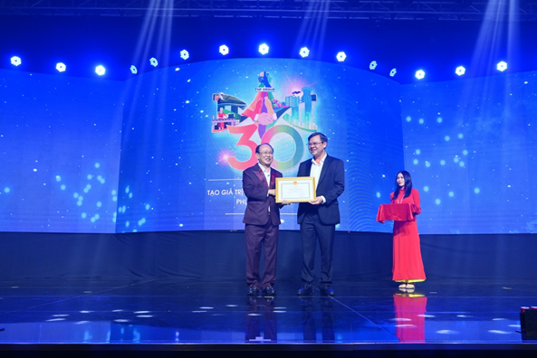 Ông Nguyễn Văn Tư, Giám đốc Ngành sản xuất, đại diện Công ty Tân Hiệp Phát nhận bằng khen từ Phó Chủ tịch UBND tỉnh Hậu Giang vì đã có những đóng góp lớn cho sự phát triển kinh tế, xã hội của tỉnh nhà Ông Nguyễn Văn Tư, Giám đốc Ngành sản xuất, đại diện Công ty Tân Hiệp Phát nhận bằng khen từ Phó Chủ tịch UBND tỉnh Hậu Giang vì đã có những đóng góp lớn cho sự phát triển kinh tế, xã hội của tỉnh nhà