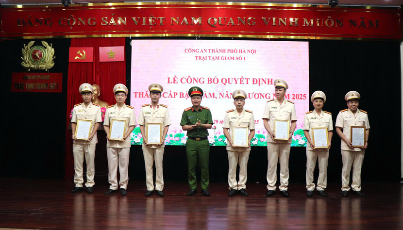 Đại tá Lê Mạnh Thanh Việt, Giám thị Trại tạm giam số 1 trao quyết định thăng cấp bậc hàm, nâng lương năm 2025 cho cán bộ, chiến sĩ.