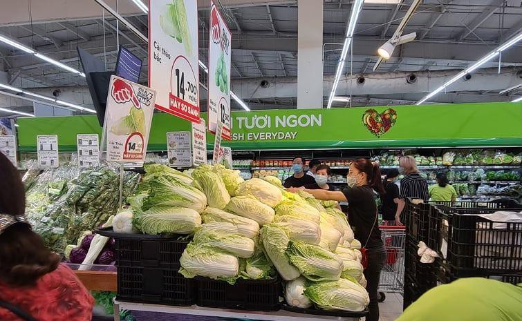 Thực phẩm, rau xanh phục vụ người dân khá phong phú