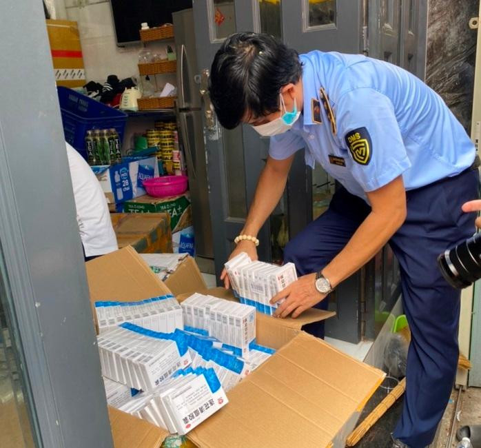 Lực lượng chức năng kiểm đếm số thuốc chữa cảm cúm đang bán trôi nổi trên thị trường Lực lượng chức năng kiểm đếm số thuốc chữa cảm cúm đang bán trôi nổi trên thị trường