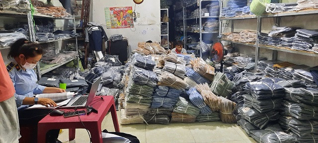 Lực lượng chức năng kiểm đếm số hàng hóa có dấu hiệu vi phạm Lực lượng chức năng kiểm đếm số hàng hóa có dấu hiệu vi phạm