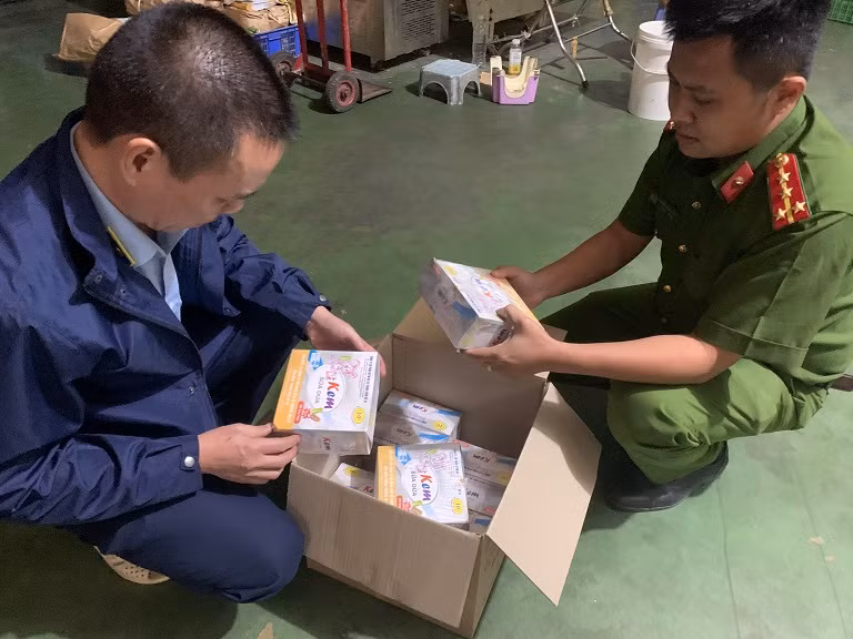 Lực lượng chức năng đang kiểm đếm số kem thành phẩm được làm từ nguyên liệu quá hạn sử dụng