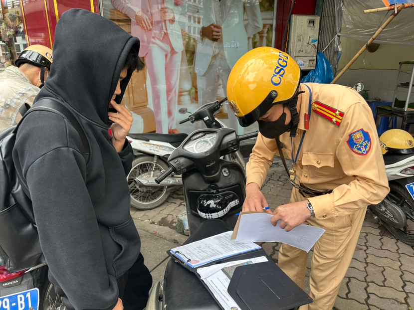 Xử lý nghiêm các vi phạm về trật tự an toàn giao thông đối với học sinh ảnh 4