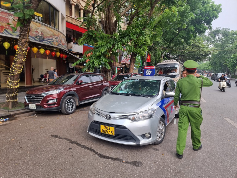 Công an quận Hoàn Kiếm xử phạt các phương tiện dừng đỗ sai quy định, ảnh hưởng mỹ quan đô thị