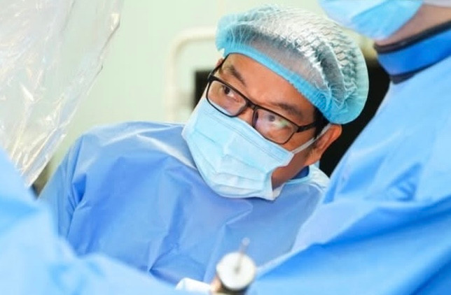 Giáo sư Trần Trung Dũng sẽ trực tiếp phẫu thuật cho Xuân Son